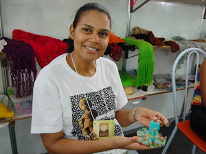 Especialidade de Wilma é confeccionar roupas para Barbies (Foto: Krystine Carneiro/G1)