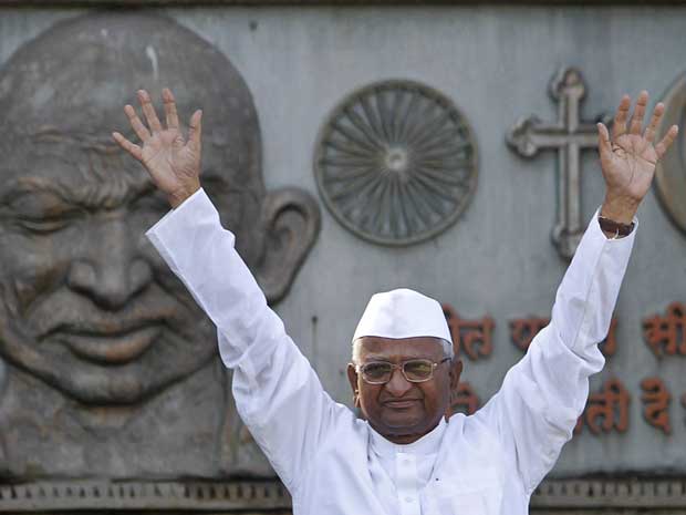 Ativista Anna Hazare inicia nova greve de fome para forçar o governo a aprovar uma versão mais dura da lei contra corrupção no país. (Foto: Rafiq Maqbool / AP Photo)