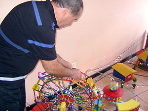O eletricista Luiz do Vale retoca a roda-gigante do parquinho (Foto: Karoline Zilah/G1)