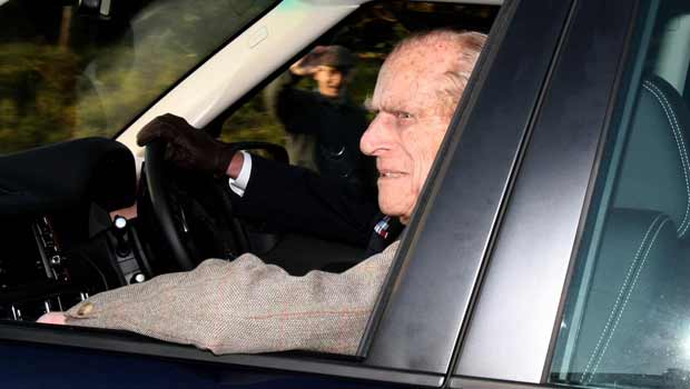 O príncipe Philip deixa o hospital nesta terça-feira (27) em Cambridge (Foto: AP)