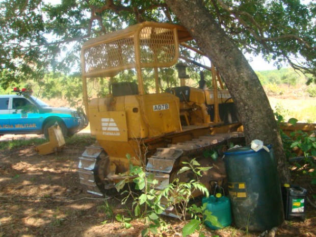 Maquinário em fazenda foi apreendido pela polícia ambiental (Foto: Divulgação/PMA)