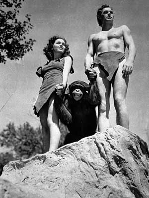 Johnny Weissmuller, à direita, como Tarzan; Maureen O'Sullivan, como Jane, e o chimpanzé Cheetah, em cena de 1932. (Foto: Arquivo / AP Photo)