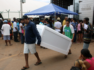 CEB entregou 110 geladeiras a moradores de baixa renda do Itapoã (Foto: CEB / Divulgação)