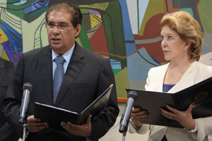A vice-presidente do Senado, Marta Suplicy, dá posse ao senador Jader Barbalho (Foto: Dida Sampaio / Agência Estado)