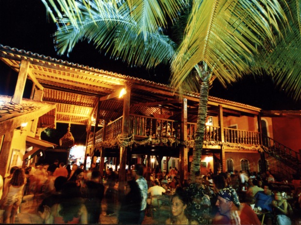Pirata Bar traz ambiente temático com atrações que variam do regional à MPB todas as segundas-feiras na Praia de Iracema (Foto: Pirata Bar/ Divulgação)