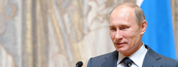 O premiê da Rússia, Vladimir Putin, durante reunião com sua equipe nesta quarta-feira (28) em Moscou (Foto: AP)