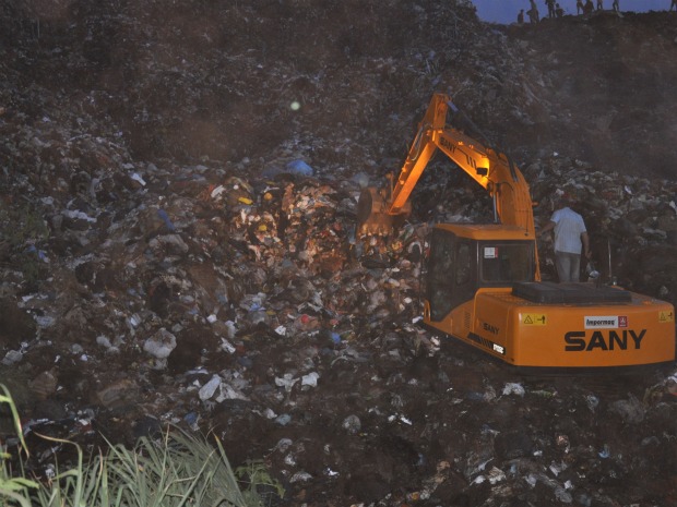 Garoto é soterrado em lixão de Campo Grande, MS (Foto: Aliny Mary Dias/G1MS)