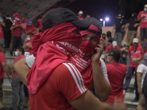 Temendo represálias, alguns servidores improvisaram máscaras para não ser identificados. (Foto: TV Verdes Mares/Reprodução)