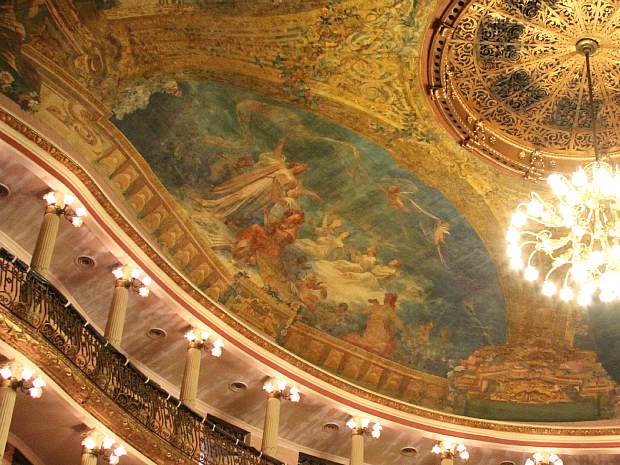 Pintura no teto da sala de espetáculos retratando a dança, a música e o teatro (Foto: Frank Cunha/G1 AM)