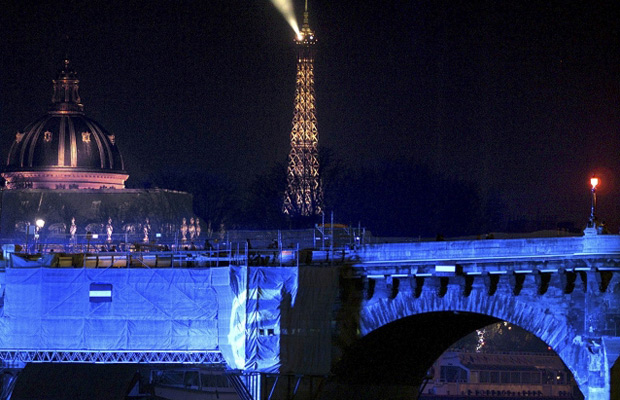 A logo do euro é projetada na ponte Pont Neuf, iluminada com luz azul, em 1º de janeiro de 2002. (Foto: Mal Langsdon/Reuters)