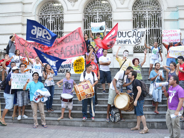 Estudantes protestam contra aumento da passagem de ônibus em João Pessoa (Foto: Walter Paparazzo/G1)