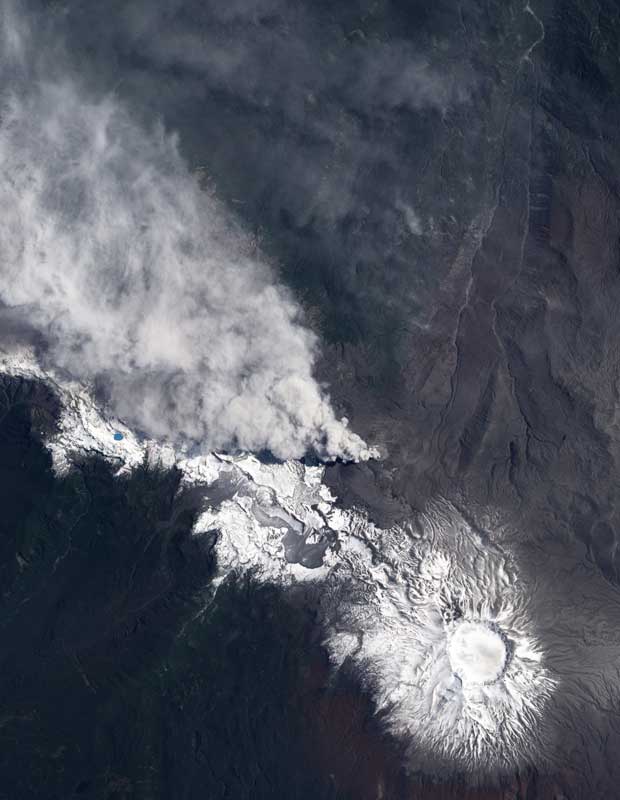 Imagem divulgada pela Nasa a partir do Land Imager, que está no satélite EO-1, feita em 23 de dezembro, mostra a fissura noroeste do vulcão Puyehue-Cordon, no Chile. Fumaça e vapor saem da cratera, em direção ao oeste e ao norte. A imagem também mostra neve na superfície do vulcão, que provocou transtornos na aviação civil do cone sul da América do Sul ao longo de 2011. (Foto: Nasa/AP)