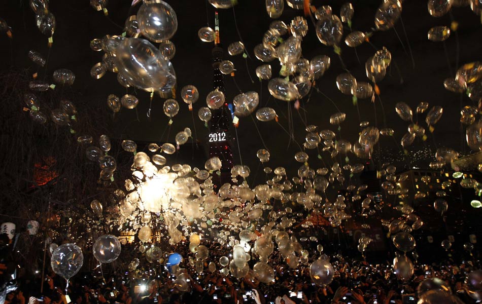 Em Tóquio, japoneses soltaram balões com bilhetinhos na chegada de 2012