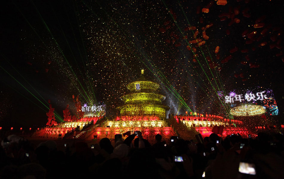 Visitantes tiram fotografia do show de luzes no Templo de Céu, em Pequim, China