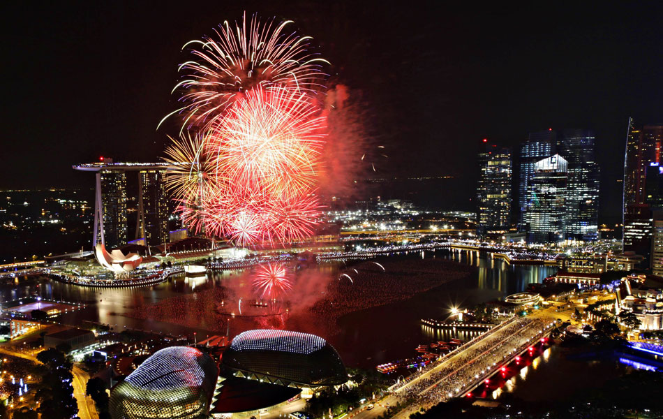 Queima de fogos em Marina Bay, Singapura, celebra a chegada de 2012