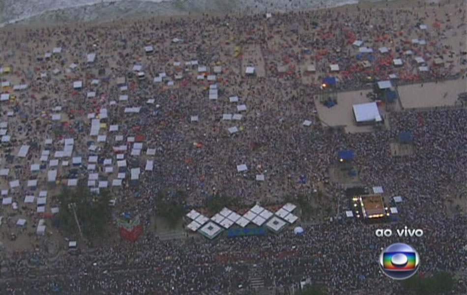 Multidão se concentra nas areias para curtir os show na expectativa da virada do ano
