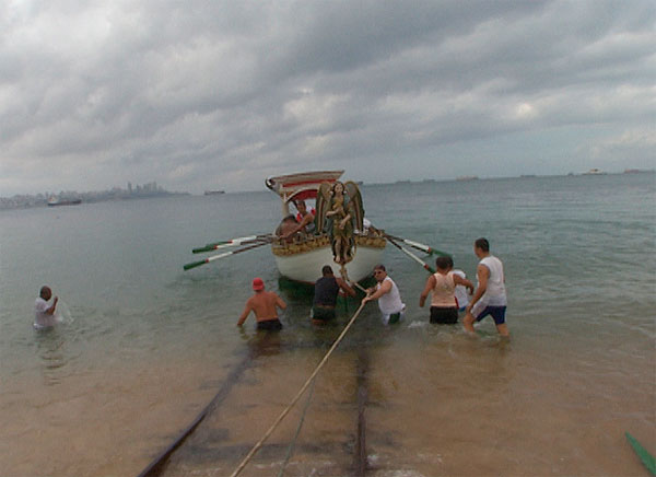 Galeota é levada ao mar para iniciar festejos a Bom Jesus dos Navegantes (Foto: Imagem/TV Bahia)