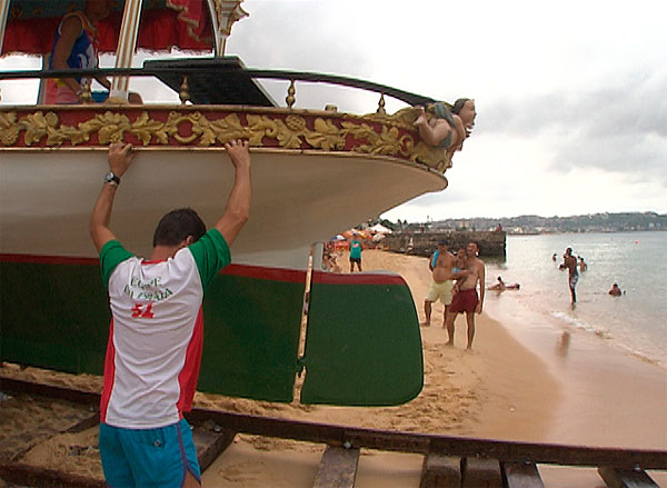 Galeota é levada ao mar para iniciar festejos a Bom Jesus dos Navegantes (Foto: Imagem/TV Bahia)