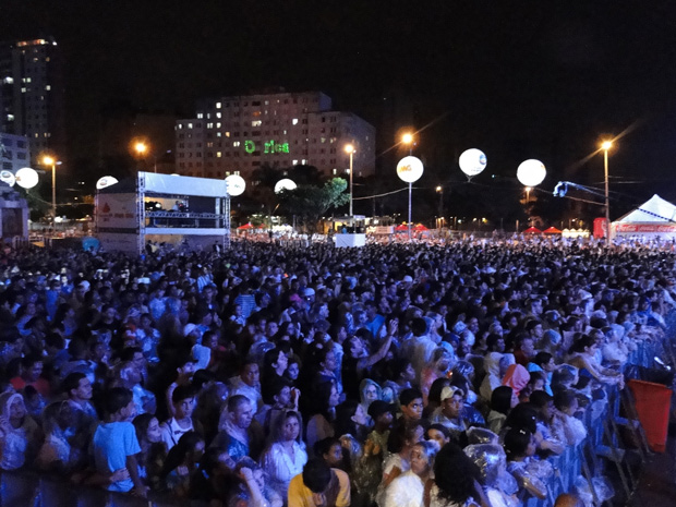 Público acompanha show do Tianastácia na festa de virada em BH (Foto: Raquel Freitas / G1)