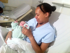 Mãe festeja nascimento do filho no primeiro dia de 2012 em Porto Alegre (Foto: Paula Valdez/RBS TV)