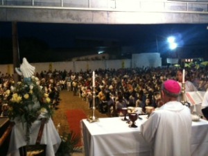 Após passeata, população se reuniu em missa celebrada pelo arcebispo de Manaus (Foto: Reprodução/Amazonas FM)
