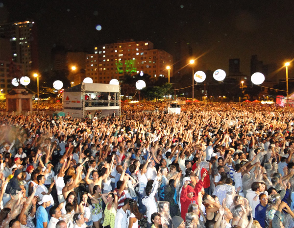 Público celebra a chegada de 2012 em BH (Foto: Raquel Freitas / G1)