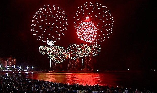 Show pirotécnico em Vila Velha atraiu 70 mil pessoas, segundo prefeitura (Foto: Reprodução/TV Gazeta)