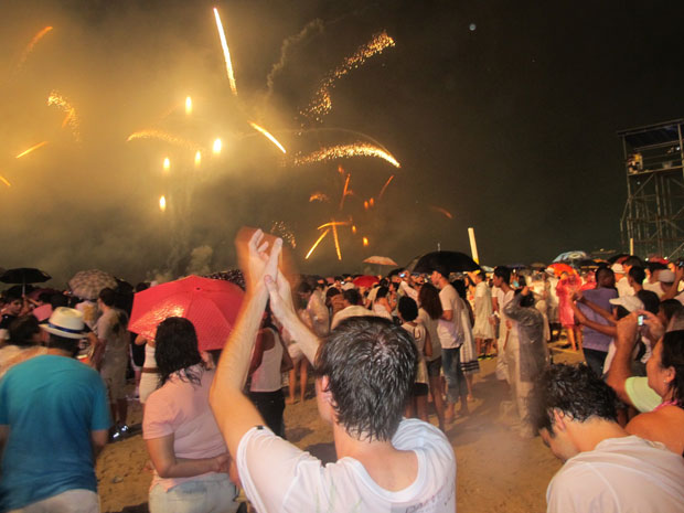 O público do Palco Água vibra com os fogos (Foto: Lilian Quaino/G1)