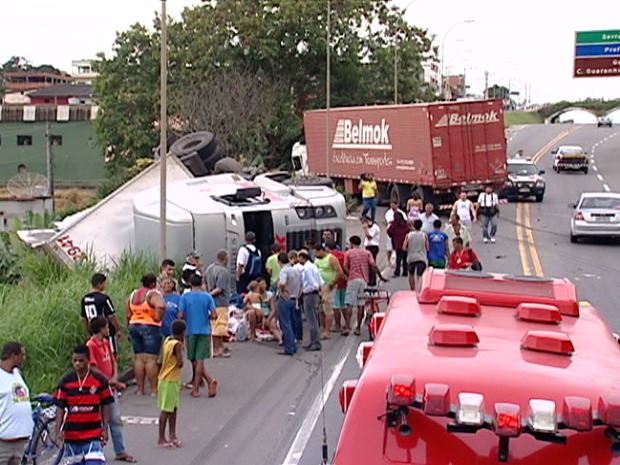 Caminhão ficou pendurado em barranco às margens da BR 101, na Serra. (Foto: Reprodução/TV Gazeta)
