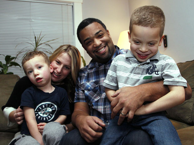 Damon Brown tira foto com seus filhos e a doadora do rim (Foto: AP Photo/Elaine Thompson)