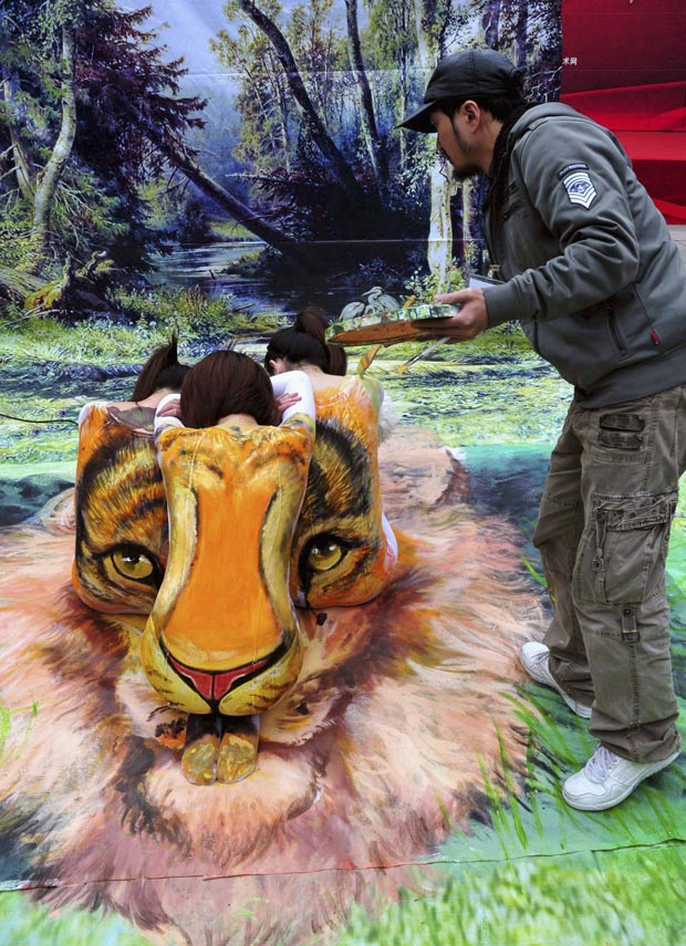 Um artista chinês criou uma pintura 3D de um tigre usando três modelos. Pintura foi exibida nesta terça-feira (30) em Fuzhou, na província chinesa de Fujian. (Foto: China Daily/Reuters)