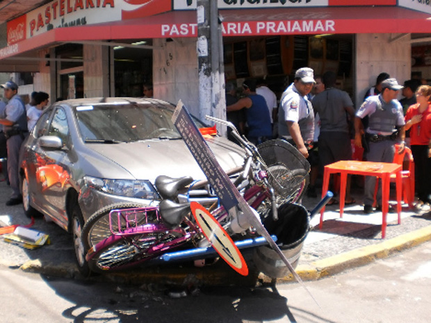 Mulher de 72 anos perdeu controle do veículo e invadiu estabelecimento (Foto: Eduardo Campos)