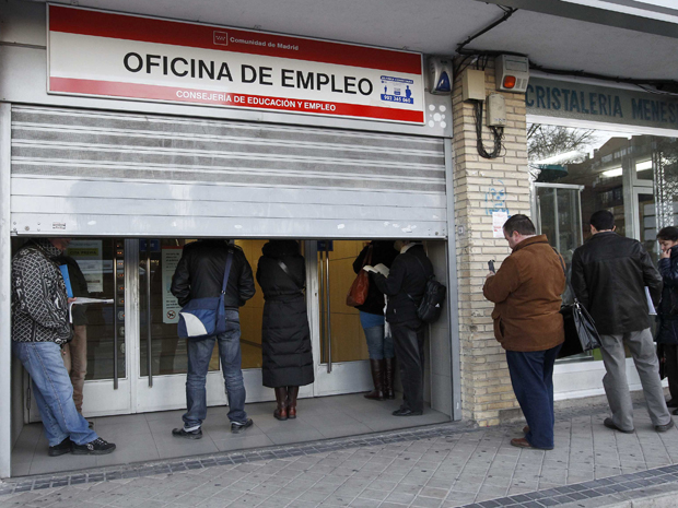 Pessoas esperam central de emprego do governo abrir em Madri, nesta terça-feira (3) (Foto: Reuters)