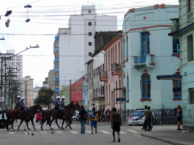 Policiais militares a cavalo faziam ronda na tarde desta terça-feira (3) na esquina da Rua Helvétia com a Alameda Dino Bueno, onde ficava a maior concentração de usuários de crack (Foto: Marcelo Mora/G1)
