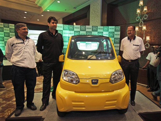 Bajaj RE60 tem como proposta ser mais barato do que o Tata Nano (Foto: Manish Swarup/AP)