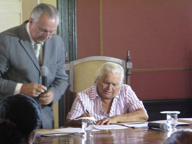 Maria Prestes assina doação de acervo do político Luís Carlos Prestes ao Arquivo Nacional (Foto: Alba Valéria Mendonça/G1)