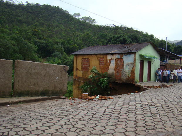 Uma casa desabou, na tarde desta quarta-feira (4), em Ouro Preto, na Região Central de Minas. (Foto: Daniel Palazzi/Divulgação/Prefeitura de Ouro Preto)