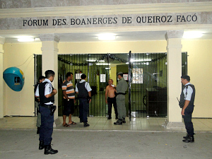 Vigilantes foram amarrados no inerior do fórum durante a ação dos criminosos (Foto: Alex Santana/IguatuNet)