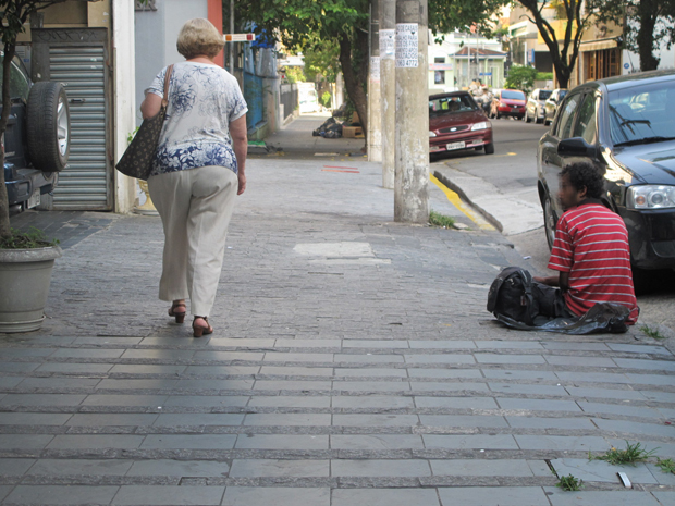 Homem pede comida perto de padaria na Rua Baronesa de Itu (Foto: Paulo Toledo Piza/G1)