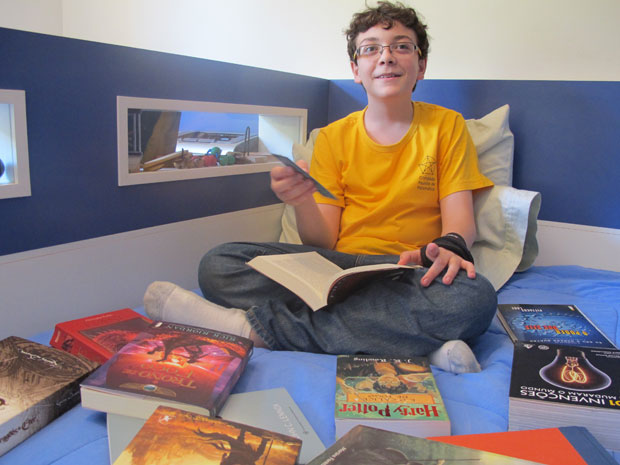 Garoto de 12 anos já tem mais de 300 livros na biblioteca particular (Foto: Vanessa Fajardo/ G1)