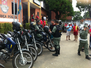 Policias militares deixam a sede da 6ª Cia em Fortaleza (Foto: Elias Bruno/G1)