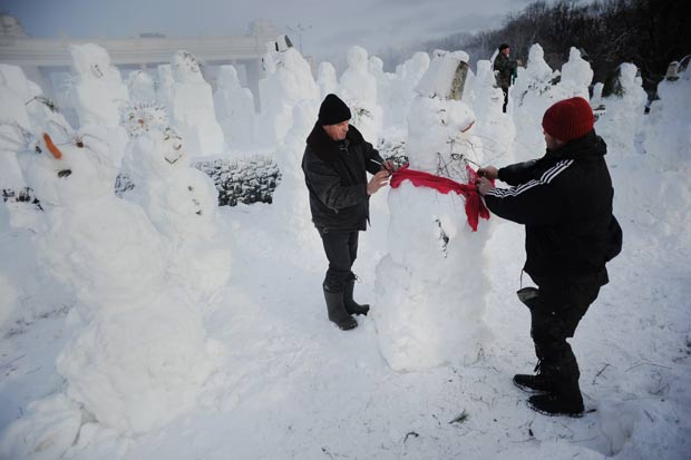 Russos construíram vários bonecos de neve em um parque central da capital Moscou.  (Foto: Natalia Kolesnikova/AFP)