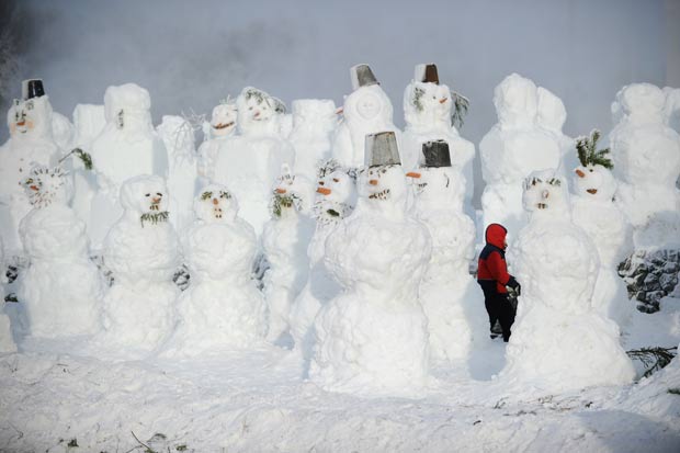 Quem passava pelo loca tinha impressão de que o parque havia sido tomado por "exército" de bonecos de neve. (Foto: Natalia Kolesnikova/AFP)