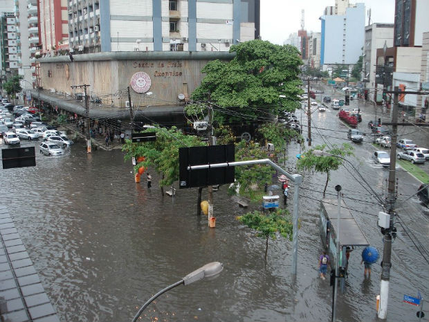 Internaura registrou que, em apenas 20 minutos de chuva, Reta da Penha ficou alagada, em Vitória (Foto: Nágila Silva dos Santos/ VC no G1 )