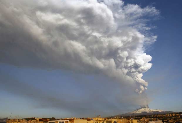 Coluna de cinzas se ergue do vulcão Etna, na ilha italiana da Sicilia, nesta quinta-feira (5) (Foto: Reuters)