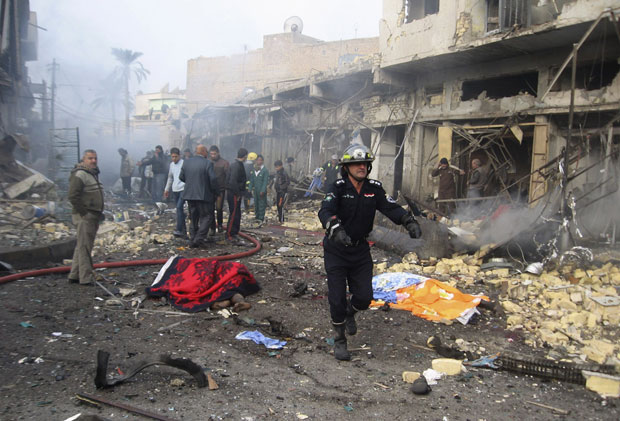 Oficial trabalha em local de uma das explosões em Bagdá (Foto: Reuters/Stringer)