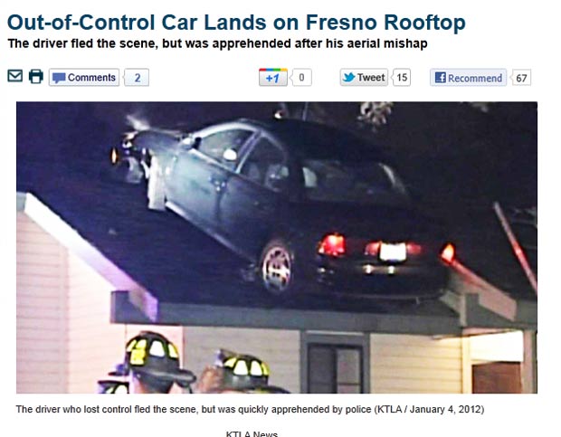 Motorista perdeu o controle do carro e acabou indo parar em cima do telhado de uma casa. (Foto: Reprodução/KTLA)