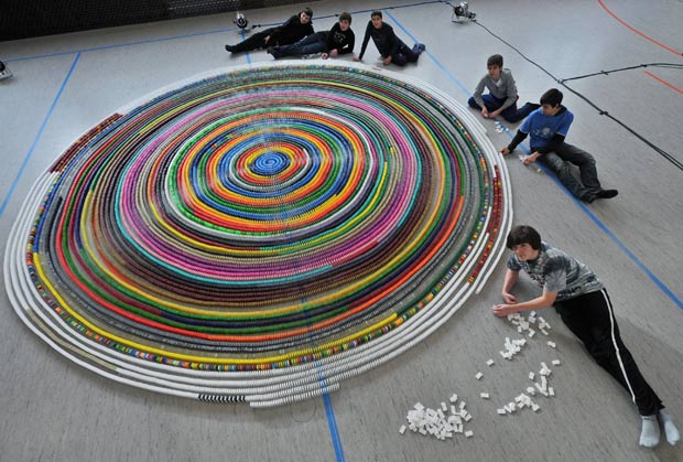 Adolescentes alemães usaram cerca de 64 mil peças para criar a espiral gigante. (Foto: Emily Wabitsch/AFP)
