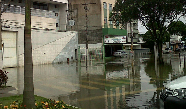 As ruas do Centro de Vila Velha ficaram alagadas. (Foto: Danielle Cariello / TV Gazeta)