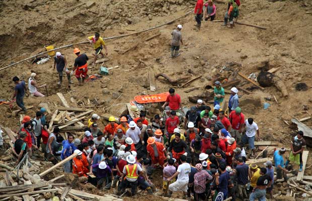 Equipes buscam nesta sexta-feira (6) sobreviventes após deslizamento de terras nas Filipinas (Foto: AFP)